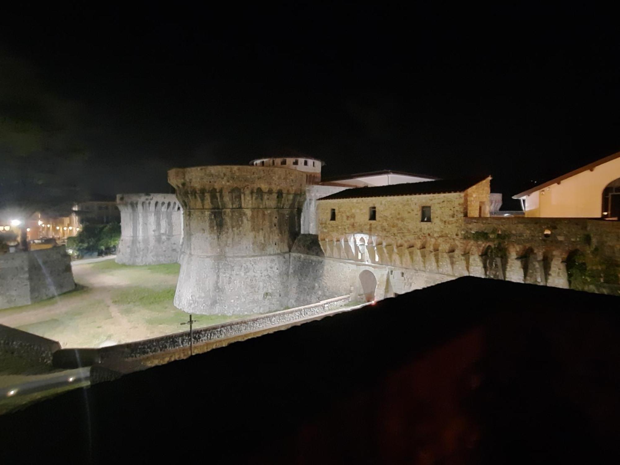 Opera Apartment Sarzana Bagian luar foto